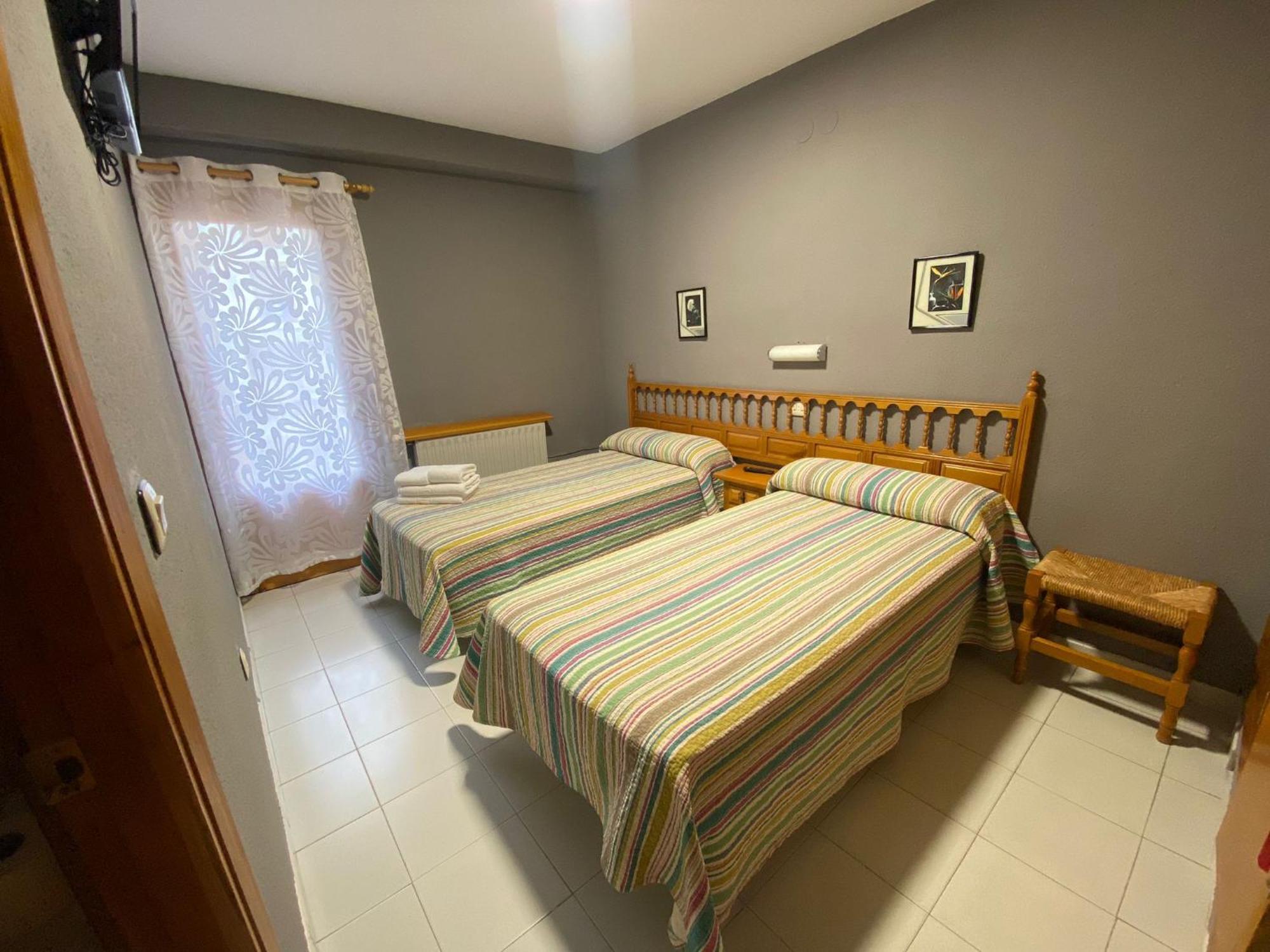Hostal Los Valles Bielsa Exterior foto