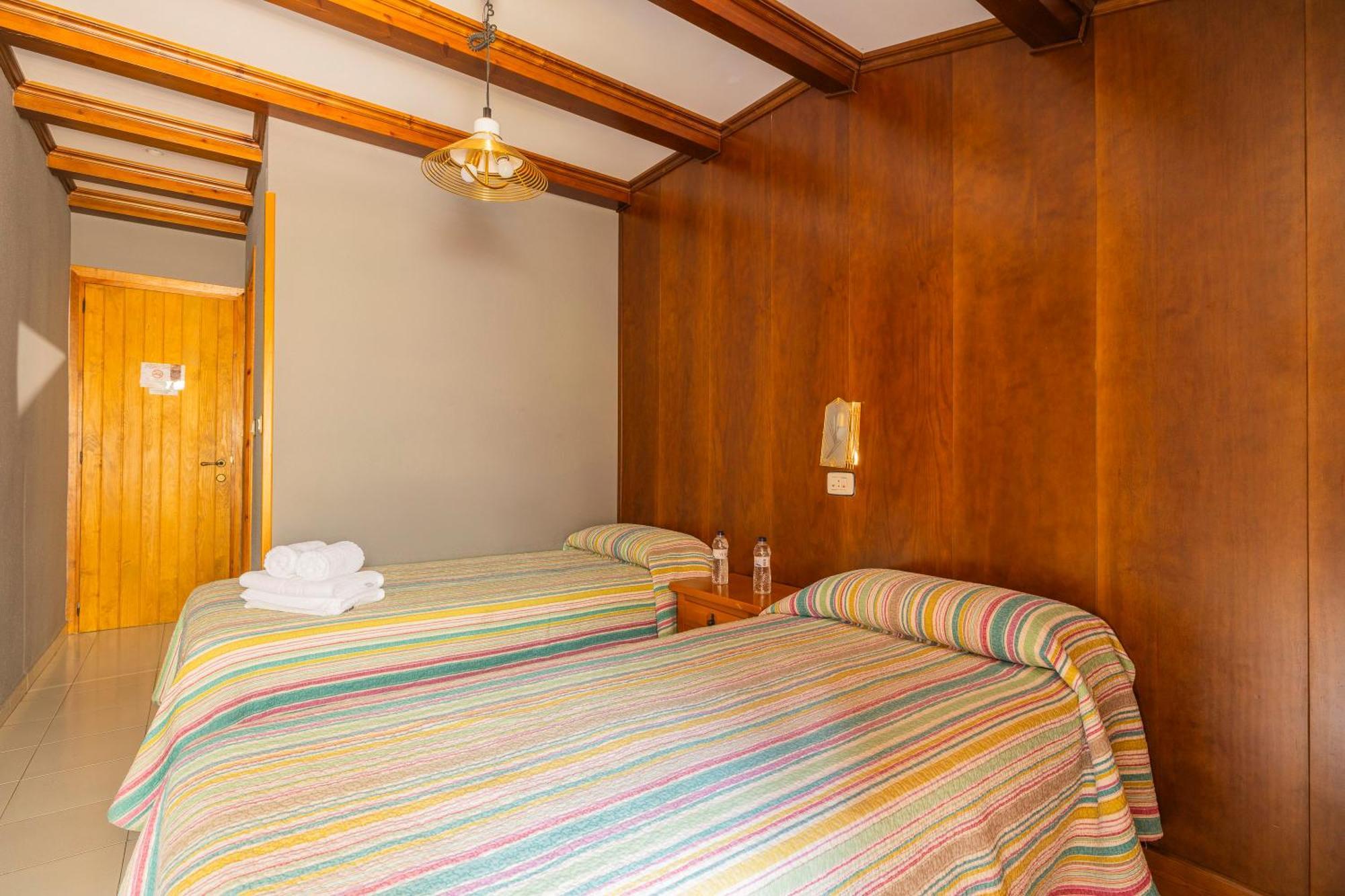 Hostal Los Valles Bielsa Exterior foto
